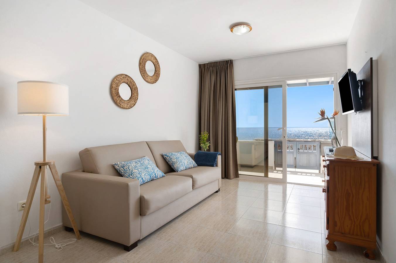 Apartamento entero, Apartamento vacacional "Callao Beach 2" con vistas al mar, terraza y Wi-Fi in Haría, Lanzarote