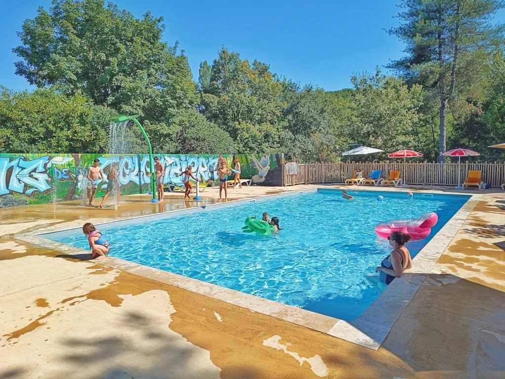 Camping 3 étoiles - Parc aquatique - ccbbeec in Beaumont-du-Périgord, Périgord Pourpre