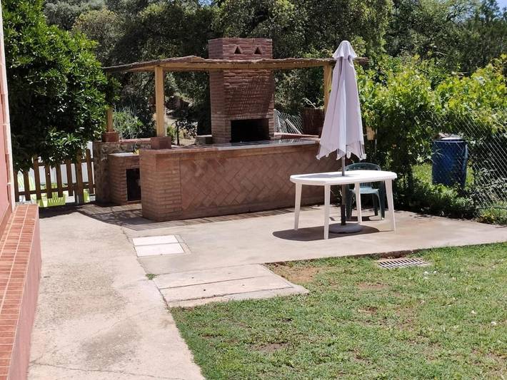 Casa rural para 8 personas, con piscina además de jardín y vistas, Se admiten mascotas en El Castillo de las Guardas - 4