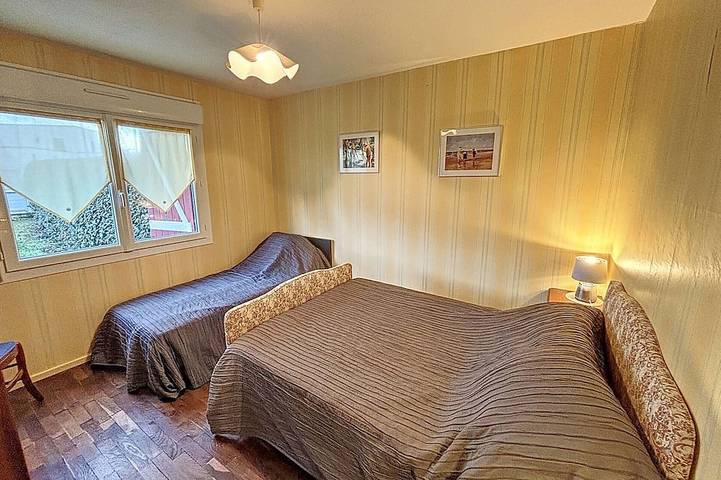 Beachside Getaway: Cozy Cottage with Garden, 150m to Shore in Saint-Pair-sur-Mer, Côte de la Déroute