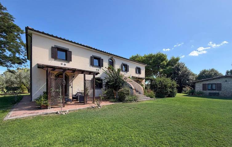 Gemütliche 2-Zimmer-Wohnung mit Pool und Garten in der Nähe des Stadtzentrums von Marina Velca in Tarquinia, Viterbo Provinz