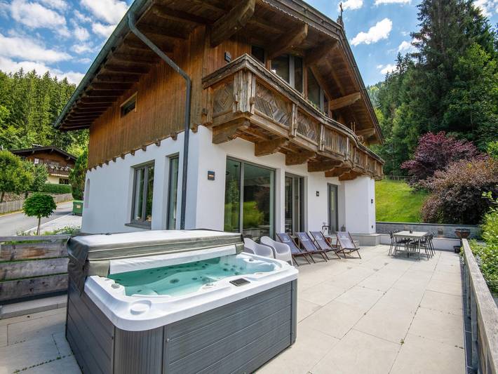 Villa für 11 Personen, mit Balkon und Whirlpool sowie Terrasse und Garten in Tirol