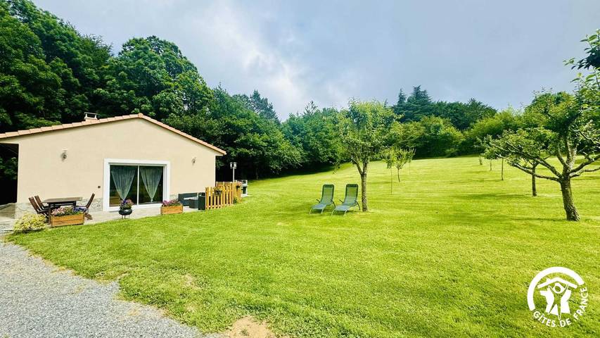 Gîte pour 4 personnes, avec terrasse à Les Martys