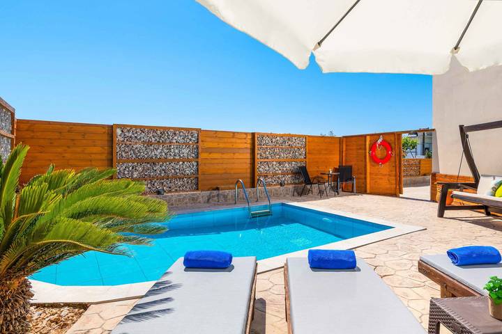 Ferienhaus für 6 Personen, mit Terrasse und Pool in Afantou