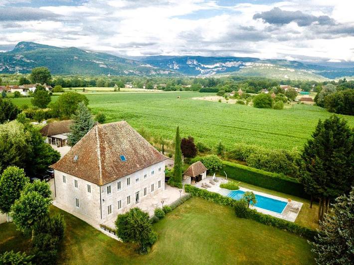 Location de vacances pour 3 personnes, avec piscine ainsi que vue et jardin à Les Avenières - 2