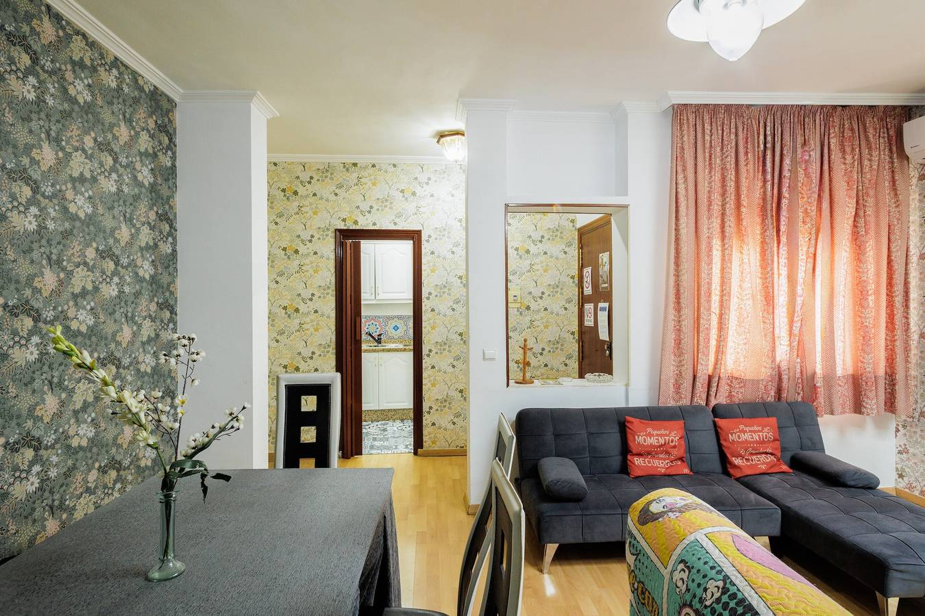 Apartamento inteiro, Apartamento 'Juderia Center Premium Suites Free' com Varanda, Wi-Fi e Ar Condicionado in Casco Antiguo, Sevilha