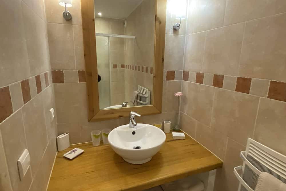 Ganze Wohnung, Appartement au Calme Avec Piscine in Orsan, Nimes und Umgebung