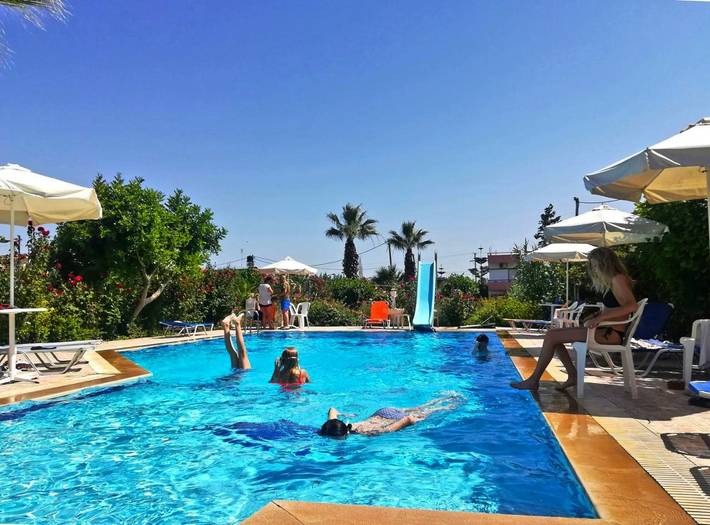 Appart’hôtel pour 2 personnes, avec Balcon et Terrasse ainsi que Jardin et Piscine