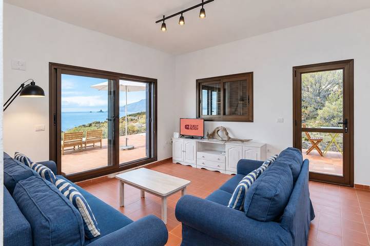 Entire apartment, Guestready - Beachfront Bungalow Sunsets in Los Llanillos, Frontera