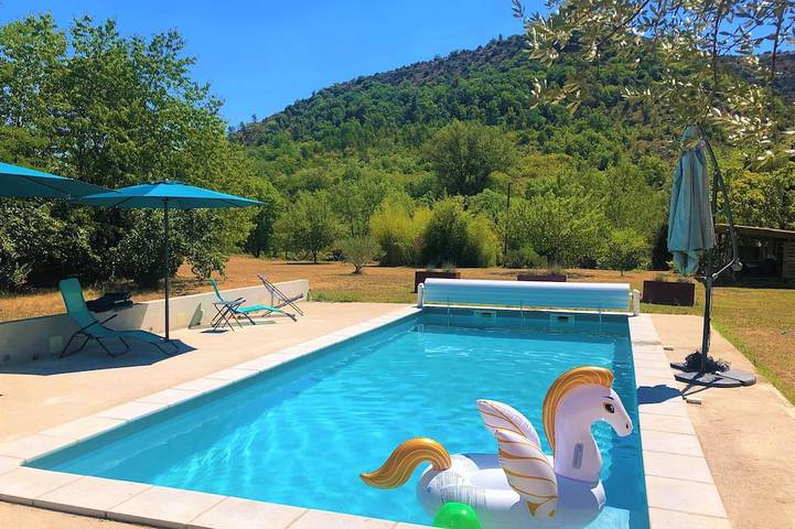 Location de vacances pour 10 personnes, avec jardin et terrasse à Uzer