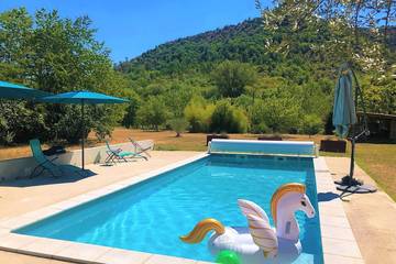 Location de vacances pour 10 personnes, avec terrasse et jardin à Uzer