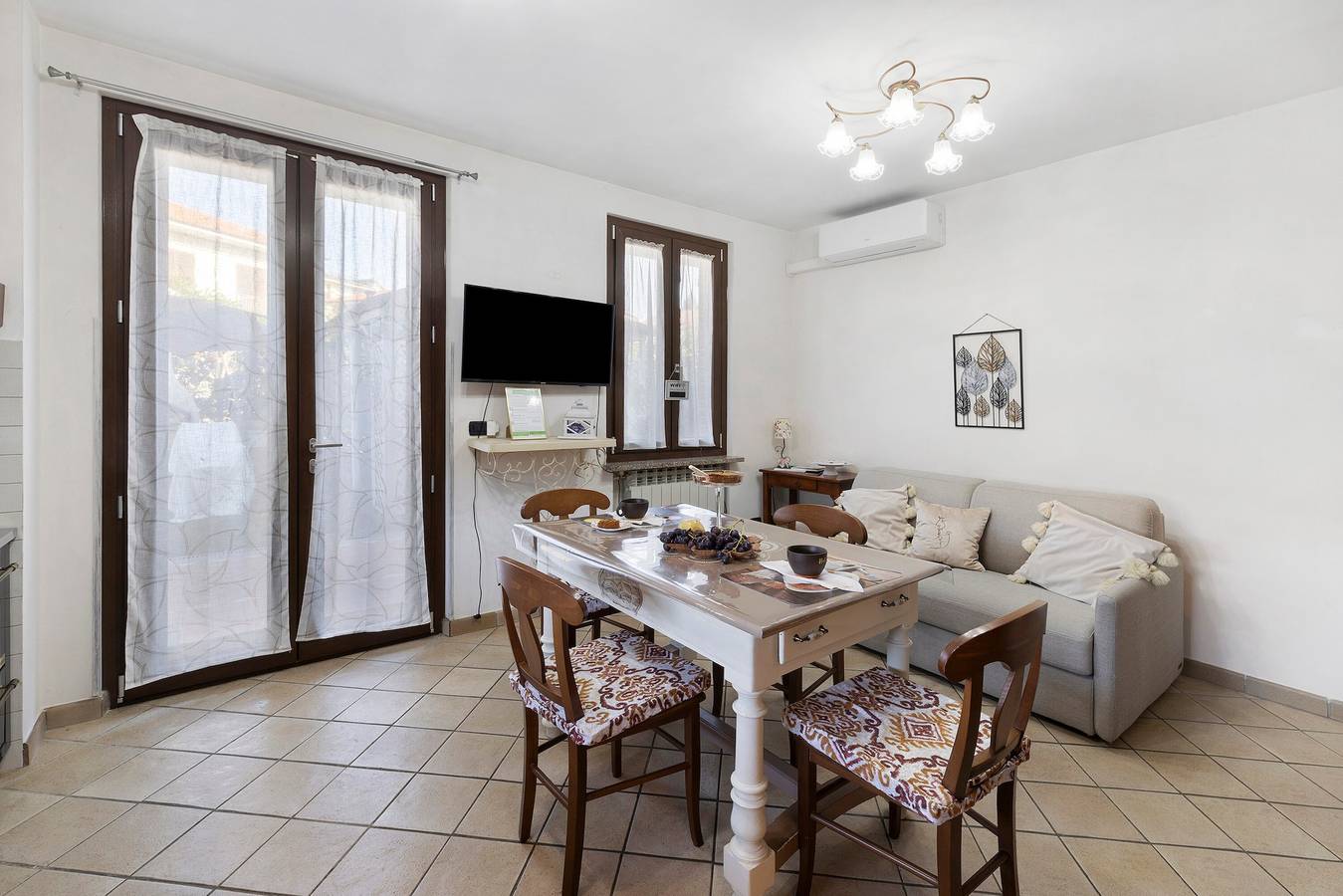 Ganze Wohnung, Ferienwohnung 'La Dimora Nel Roero mit Patio' mit privater Terrasse, Wlan & Klimaanlage in Montà, Cuneo Provinz