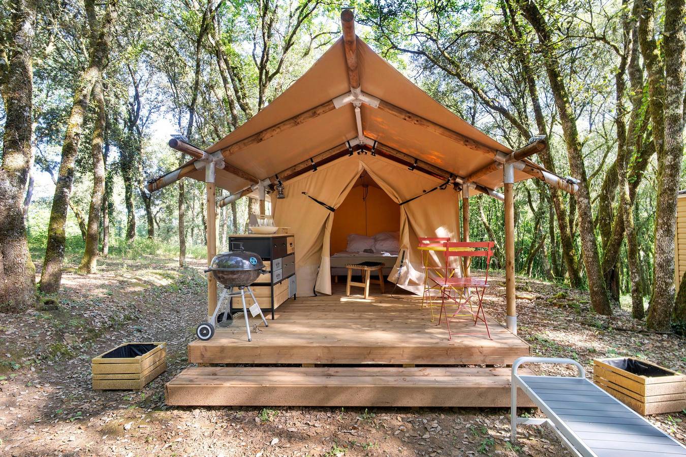 Glamping « Tente Safari » avec piscine partagée in Calviac-en-Périgord, Périgord Noir