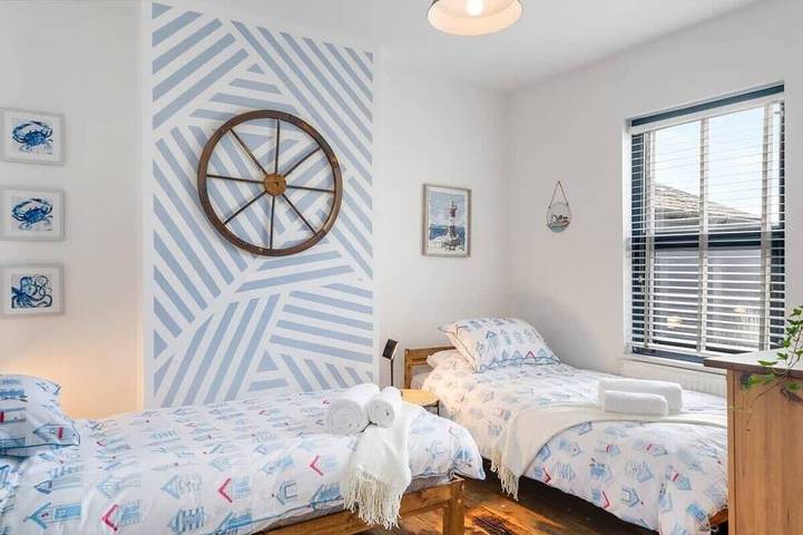 Stylish House w/ Free Parking, Nr Exeter Centre in Exeter, Devon