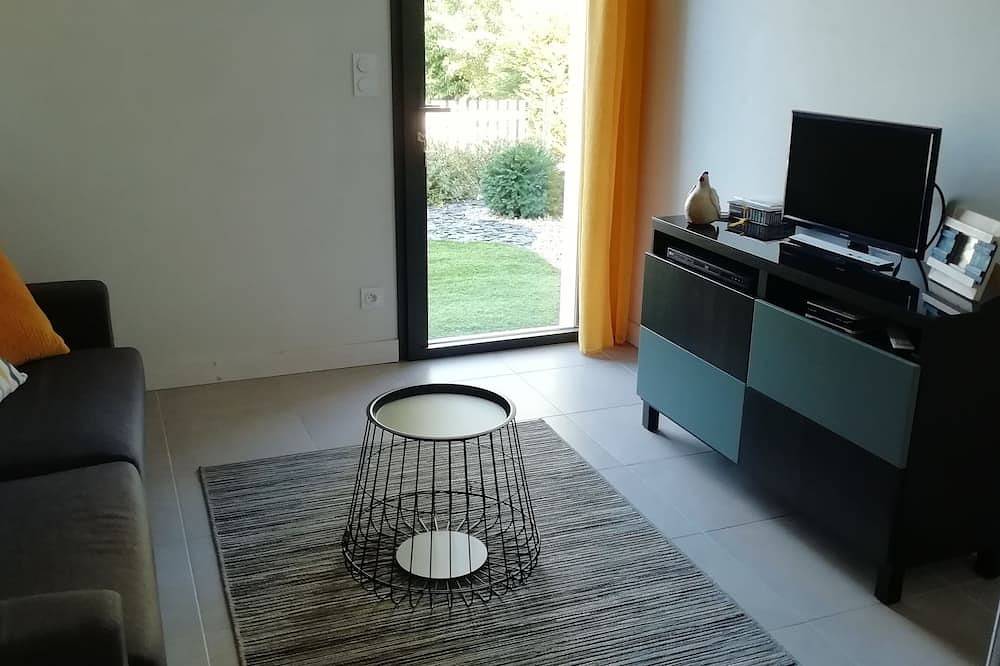 Appartement entier, Appartement rez de chaussée avec terrasse. Plages et commerces à pied in Saint-Quay-Portrieux, Côte de Goëlo