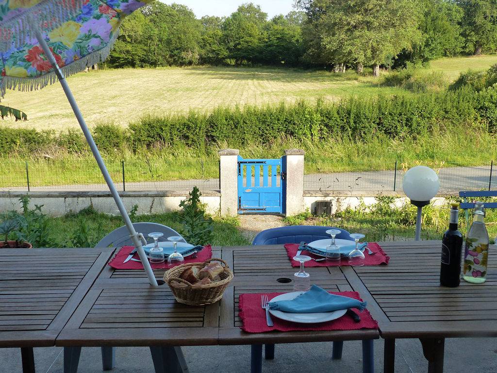 La Roseraie - Chambres et table d'hôtes - Chambre Bleue in Montipouret, Région de La Châtre