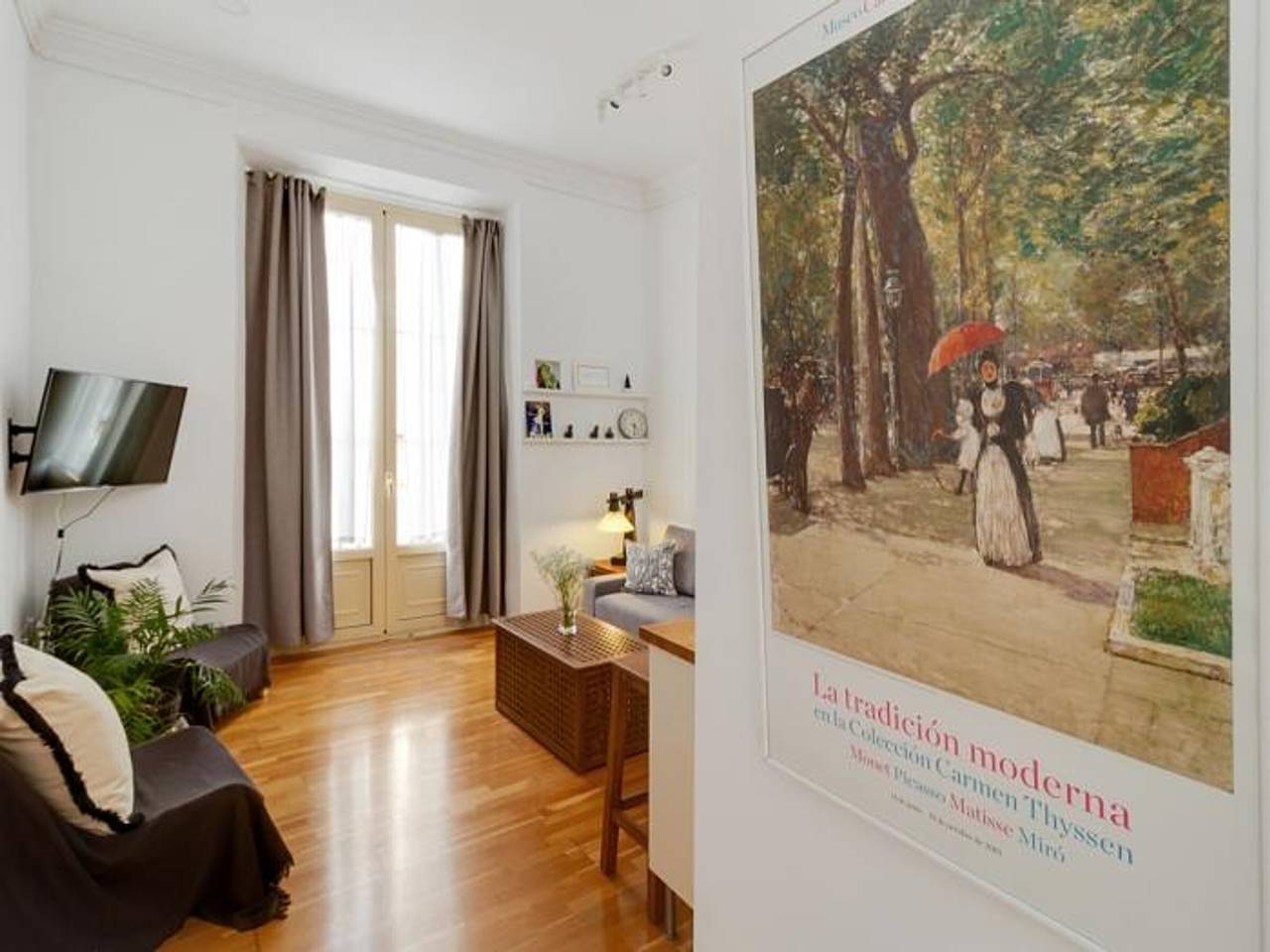 Entire apartment, Charming 1-Bedroom Apartment in Málaga Center with Balcony and Courtyard in Málaga Central District, Malaga