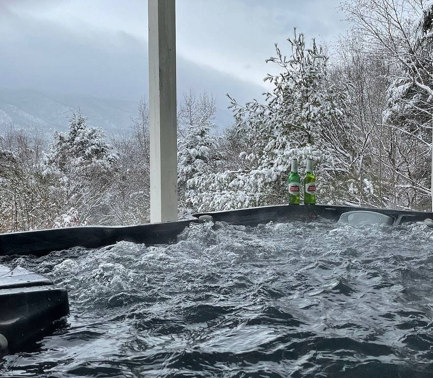 8 Schlafzimmer w / Onsite Wasserfälle, mehrere Decks, Bbq, Whirlpool, Feuerstelle und vieles mehr! in Seneca Rocks