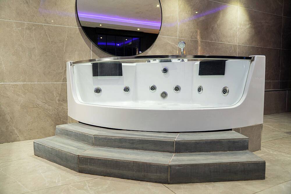 Private Spa Suite with Jacuzzi, massage & sauna in Fontenay-aux-Roses, Altos del Sena