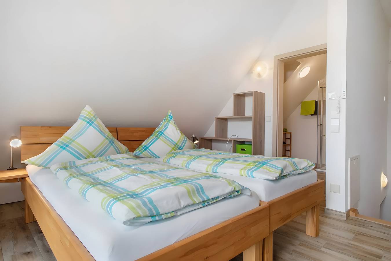 Ganze Wohnung, Ferienwohnung 'Waldsuite' mit Gemeinschaftsterrasse, Gemeinschaftsgarten und Wi-Fi in Friedrichshafen, Region Bodensee-Oberschwaben