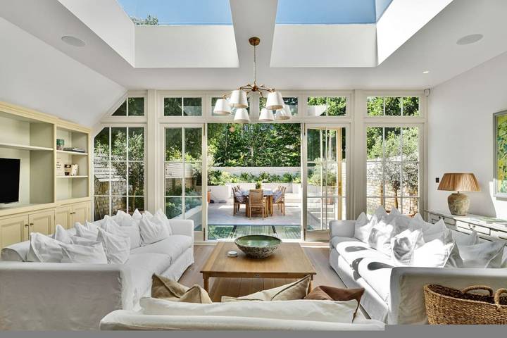 Holiday rental for 12 people, with pool and garden as well as sauna and terrace in London