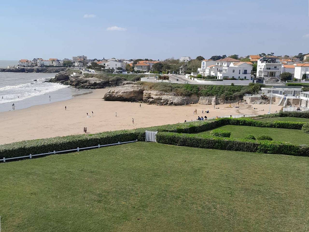Appartement entier, Appartement neuf lumineux avec balcon, Wi-Fi, au pied de la plage du Chay, Royan in Royan, Côte de Beauté