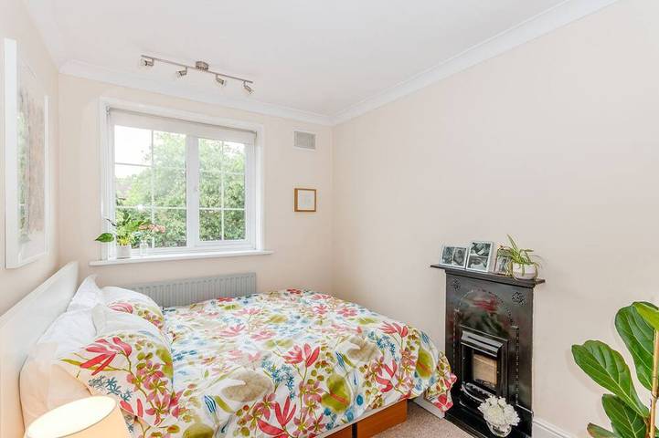 Charming Garden Home with Free Parking in Merton, London