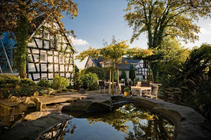 Hotel, mit Terrasse und Garten in Bensberg
