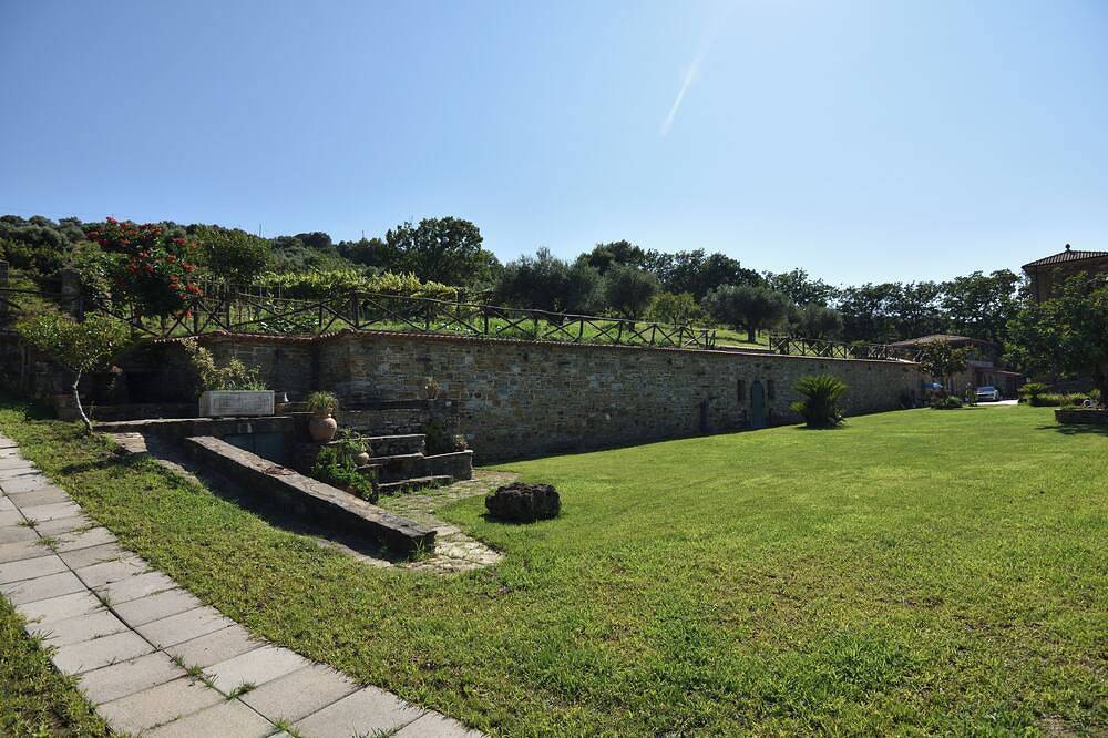 Farmhouse with infinity pool. Ideal for groups. in Perdifumo, Cilento Coast