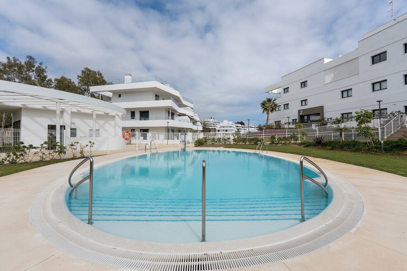 Entire apartment, Apartment 'One 80 Suites' with Sea View, Wi-Fi and Air Conditioning in La Gaspara, Estepona