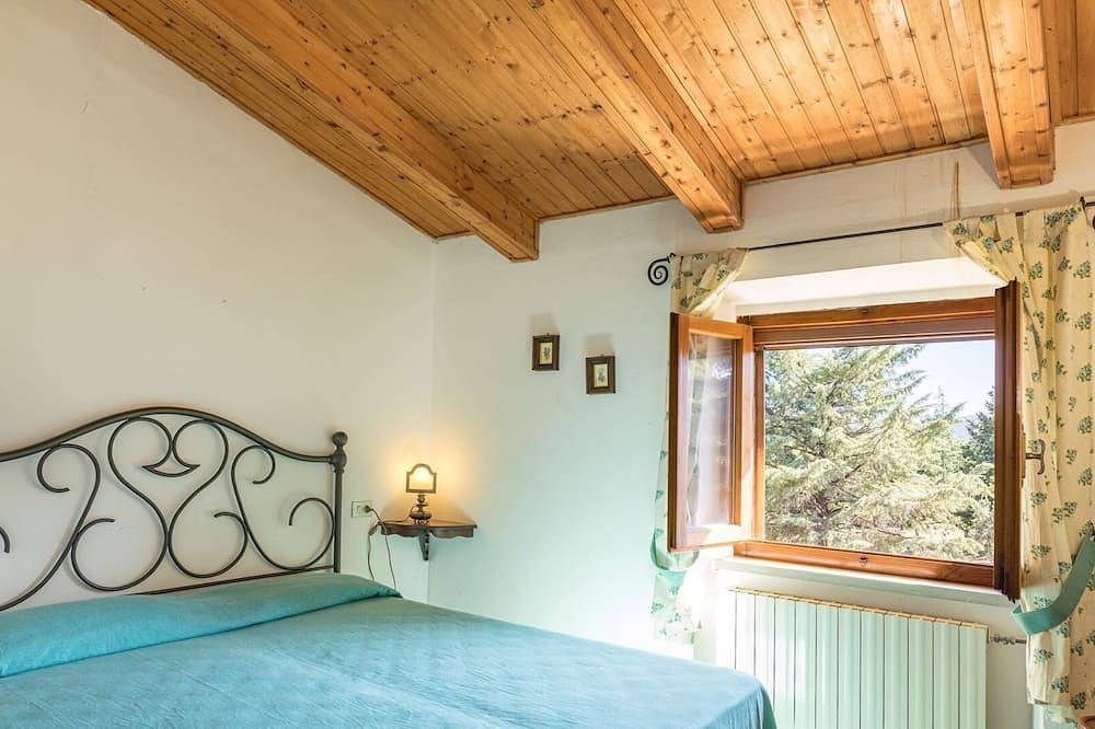 Vrijstaand huis voor 10 personen, omgeven door een grote omheinde tuin met zwembad, gelegen in de in Monticiano, Provincie Siena