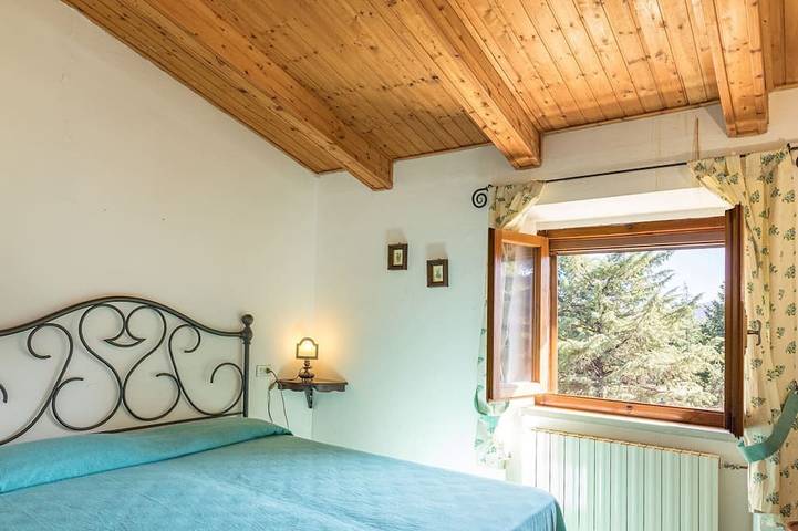 Casa indipendente  circondata da ampio giardino recintato con piscina, situate nella campagna toscan in Monticiano, Siena e dintorni
