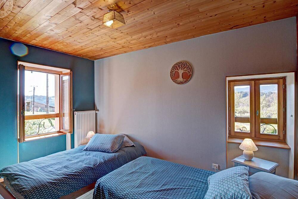 Gîte authentique avec animaux acceptés - 8 pers. in Saint-Julien-la-Vêtre, Montbrison