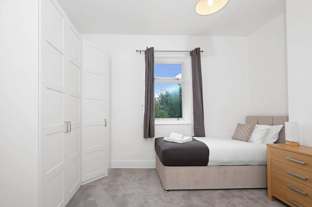 Heathrow Living Stanwell Serviced House 5 bedrooms in Spelthorne, Colne Valley Park