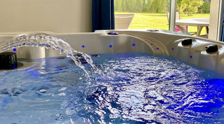 Gîte pour 2 personnes, avec jardin ainsi que terrasse et jacuzzi à Courtils