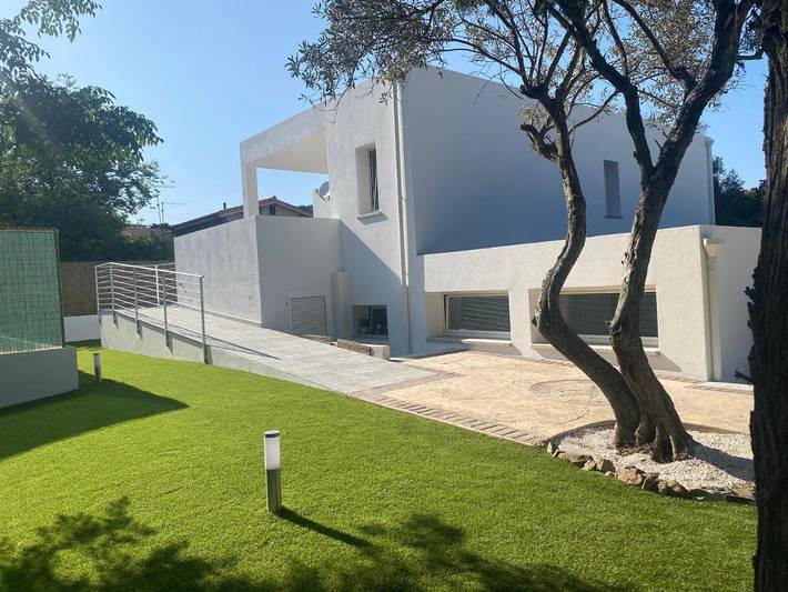 B&b per 2 persone, con panorama e giardino nonché terrazza a San Teodoro