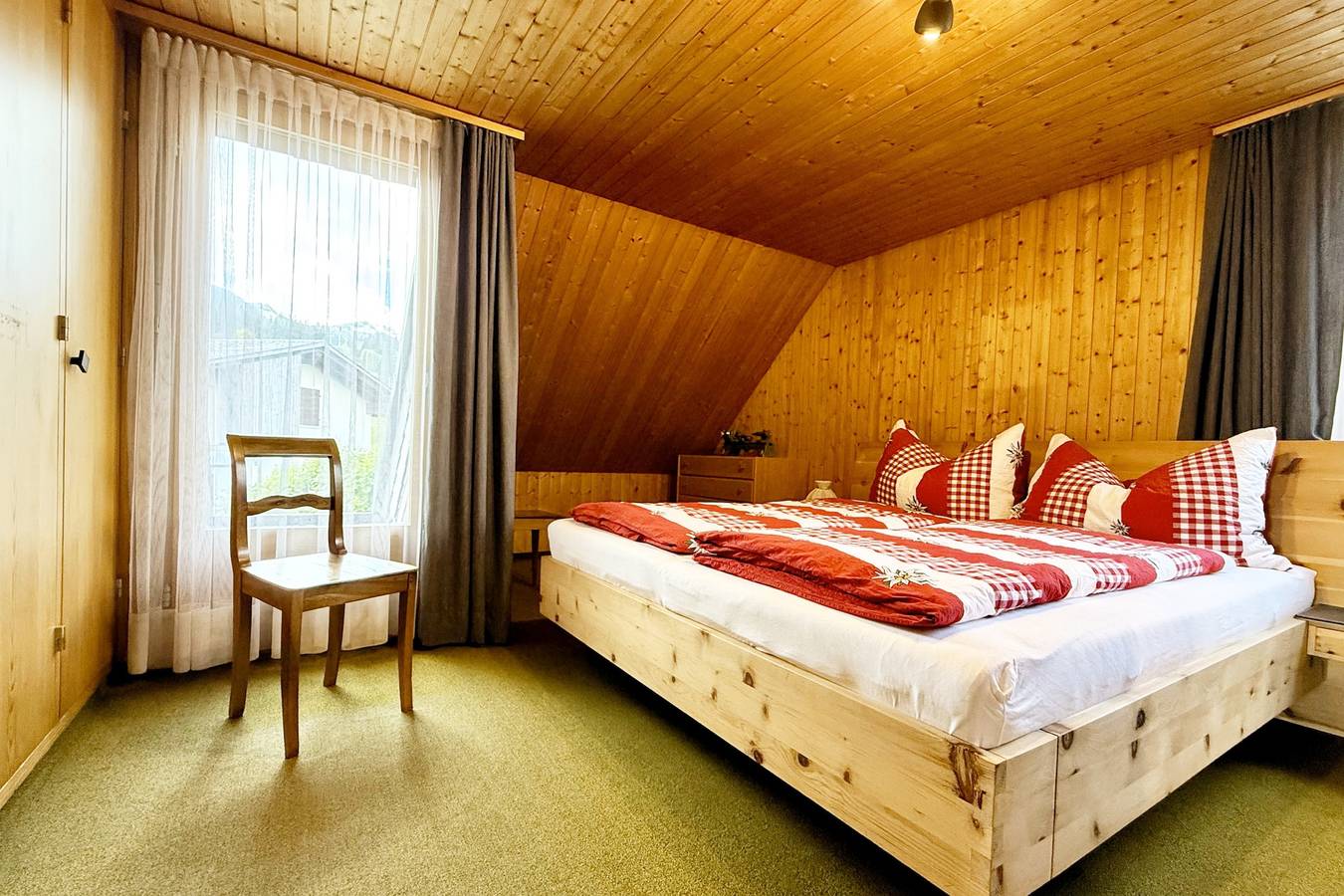 Ganze Ferienwohnung, Haus Domo - Og - 4.5-Zimmerwohnung Dusche/Balkon in Quarten, Churer Rheintal
