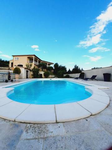 Cottage pour 8 personnes, avec terrasse ainsi que vue et piscine à Rousson