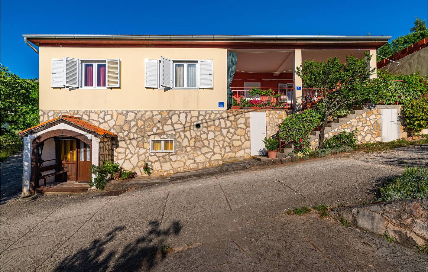 Apartment am Meer mit Terrasse, Parkplatz und WLAN – 100 m bis zur Küste in Jasenice, Zadar