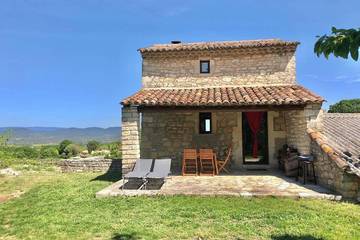 Gîte pour 3 personnes, avec jardin ainsi que terrasse et vue à Saint-Privat-de-Champclos