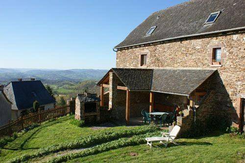 Location de vacances pour 6 personnes, avec terrasse ainsi que jardin et piscine dans Noailhac (Conques-en-Rouergue)