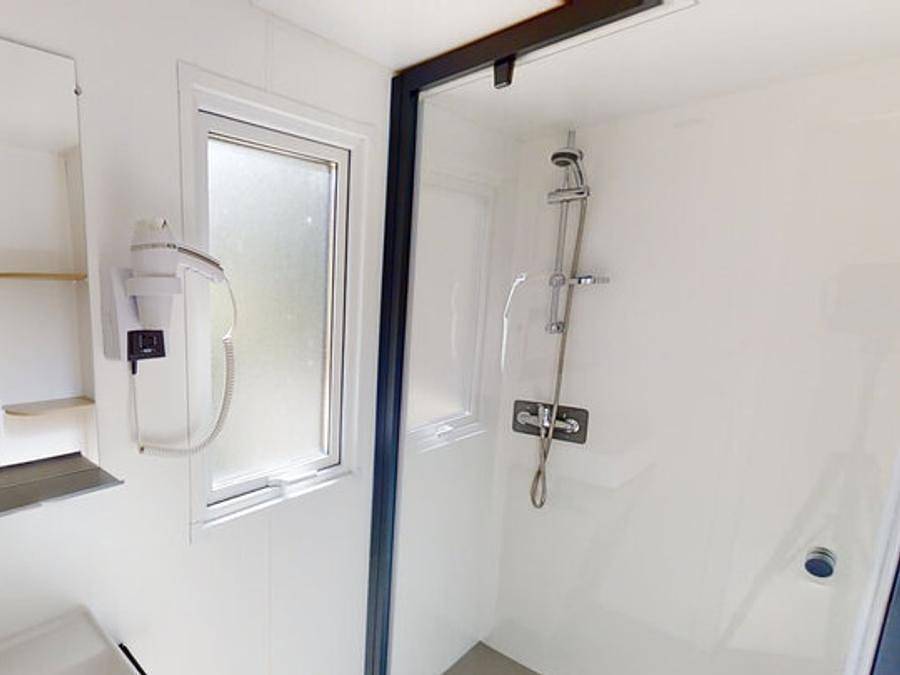 Camping Les Vernières - Bungalow 4 personen - Bungalow Confort 29m² (2 Zimmer) Überdachte Terrasse 13m² + Tv in Malbo, Region Saint-Flour