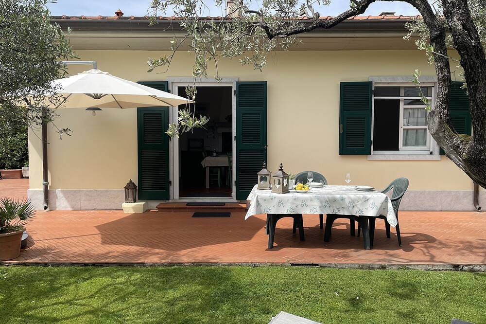 Das Haus im Garten in Marina di Carrara, Carrara