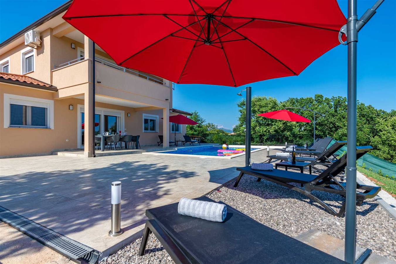 Appartement entier, Appartement de vacances pour 9 personnes avec piscine in Raša, Côte Est de l'Istrie