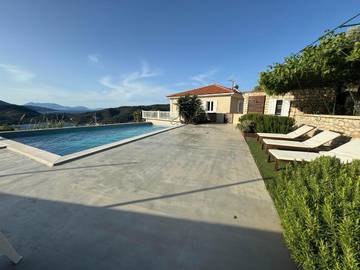 Villa pour 5 personnes, avec piscine et vue ainsi que terrasse et jardin, animaux acceptés à Ithaque