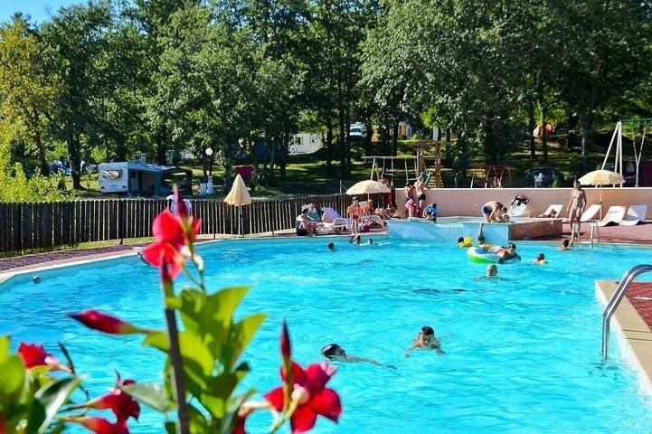 Gîte pour 5 personnes, avec piscine à Douville