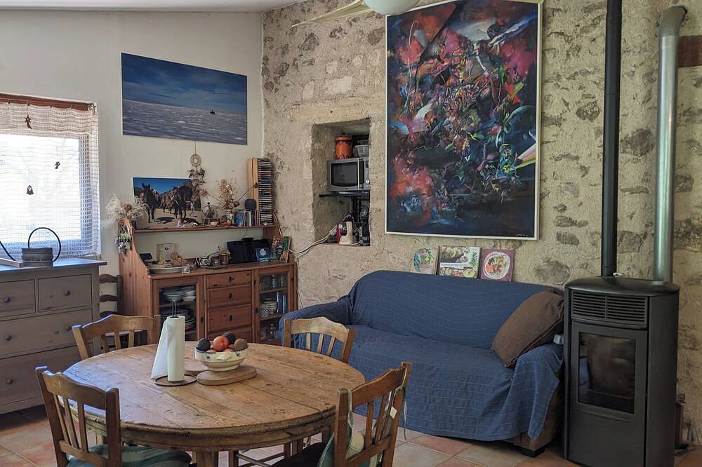 Large, naturally cool vaulted room in a former sheepfold in La Tour-d'Aigues, Parc naturel régional du Luberon