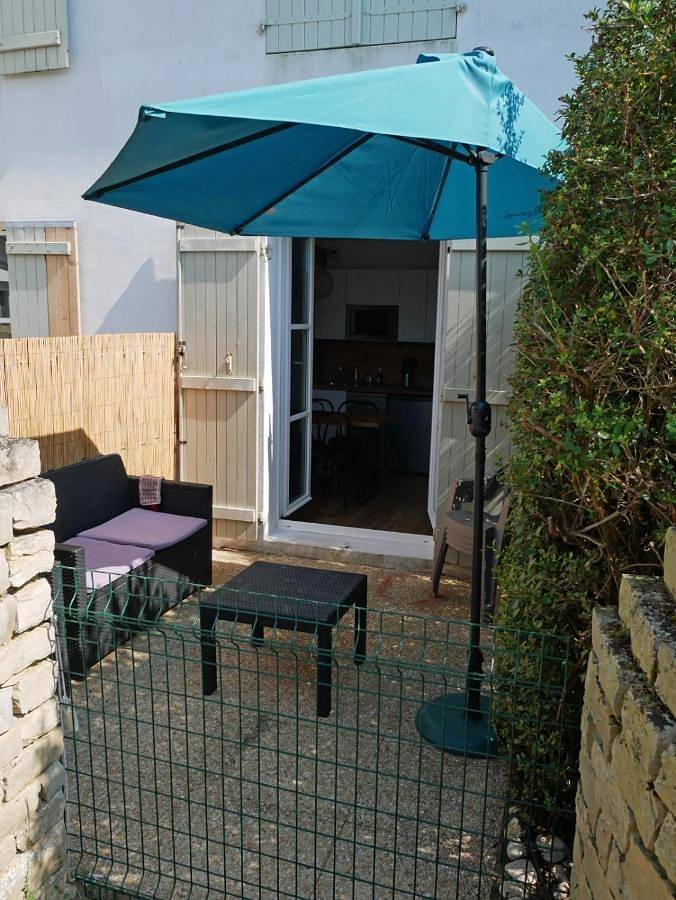 Gîte pour 2 personnes, avec jardin ainsi que piscine et bassin pour enfant à La Couarde-sur-Mer - 3