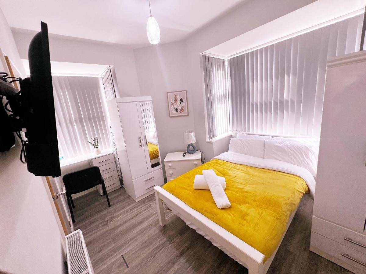 Double Room with Private Bathroom in Coventry, Birmingham Area
