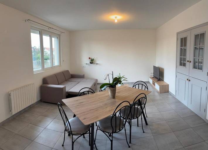 Gîte pour 8 personnes, avec Balcon ainsi que Terrasse et Jardin à Satolas-et-Bonce